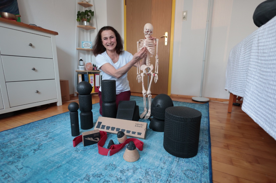 Ingrid mit Skelettmodell und Liebscher-&-Bracht-Tools